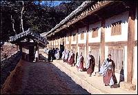 韓国の寺院で朝を迎える…