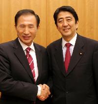 笑顔で握手する李明博前ソウル市長と安倍晋三首相