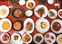 1万ウォンで8種の料理と8種の副菜…「景福宮韓定食」
