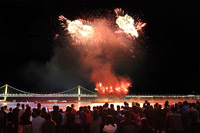 釜山の夜の海を照らす花火の競演