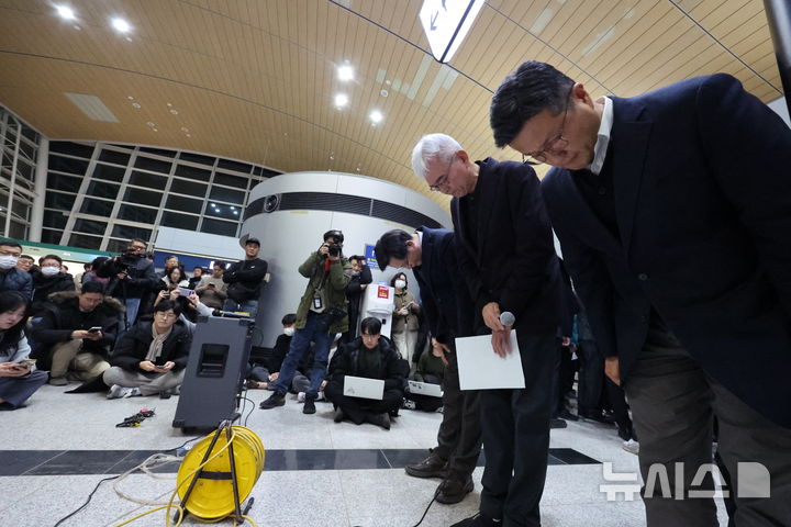 遺族に謝罪するチェジュ航空の…