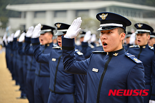 入学宣誓する空軍士官学校新入生たち