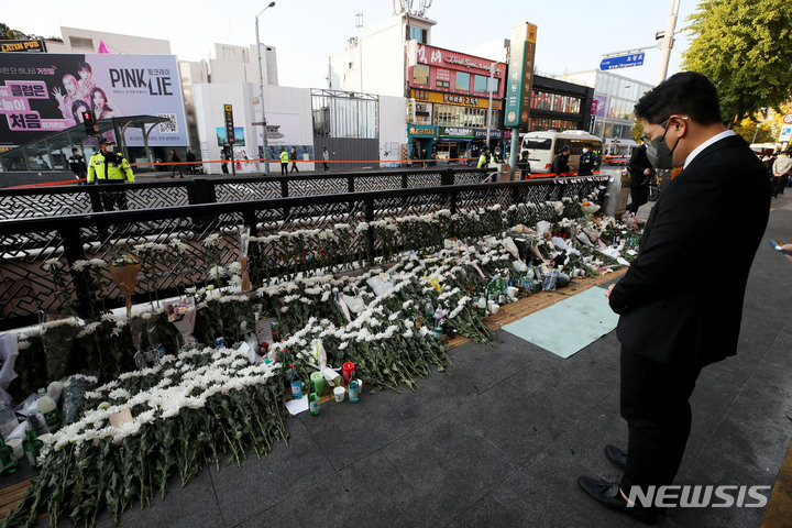 梨泰院雑踏事故現場付近、犠牲者を追悼する市民たち Chosun Online 朝鮮日報 4068