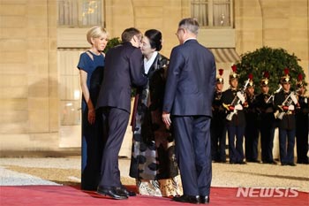 ▲2018年10月15日（現地時間）、フランス・パリのエリゼ宮（大統領官邸）で行われた国賓晩さん会に出席し、エマニュエル・マクロン仏大統領夫妻とあいさつする文在寅（ムン・ジェイン）大統領と金正淑（キム・ジョンスク）夫人。