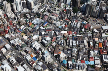 ▲ヘリコプター上空から見た東京都内の全景写真。一戸建てとマンションが見える。写真＝東京五輪写真共同取材団