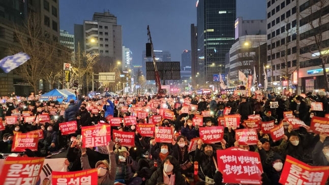 尹錫悦政権糾弾デモに「大統領夫妻サンドバッグ」登場、ハンマーでたたく子どもも