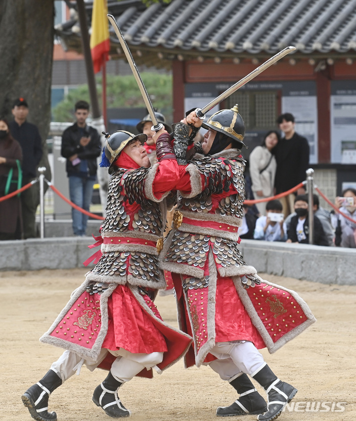 朝鮮王朝時代の武芸を披露する「武芸二十四技」