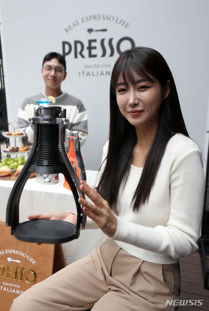 電気を使わないエスプレッソ・マシン「ROK PRESSO」発表イベント