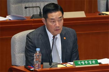 ▲韓国国会の予算決算特別委員会全体会議に出席した韓国国防部（省に相当）のシン・ウォンシク長官。7日撮影。ニュース1