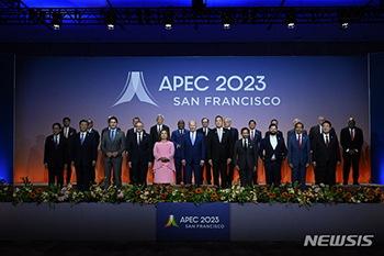 APEC首脳らと記念撮影をする尹錫悦大統領