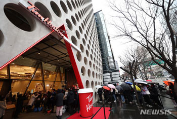 カナダのコーヒーチェーン「Tim Hortons」韓国1号店のグランドオープンを待つ市民