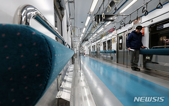 ソウル地下鉄4号線に座席のない車両を導入