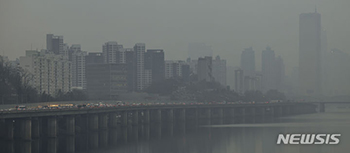 PM2.5でかすむソウル中心部
