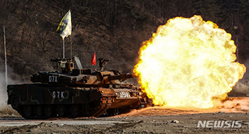 火を噴く韓国陸軍第17師団K1E1の戦車砲