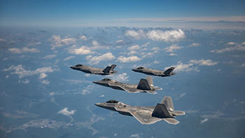 ▲韓半島上空で合同訓練中の韓国空軍のF35A戦闘機と米軍のF22戦闘機。16日撮影。／韓国空軍