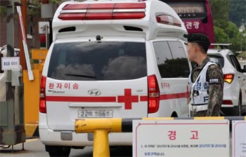 ▲21日午前、世宗市にある韓国陸軍第32歩兵師団の正門から入っていく救急車両の様子。／聯合ニュース