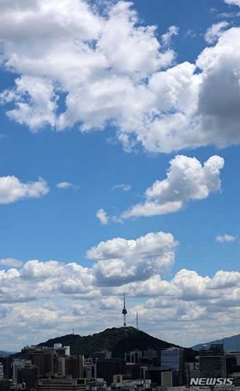 雲と調和をなす空