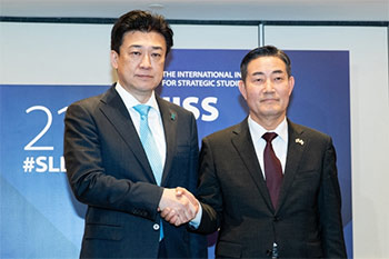 ▲韓国国防部（省に相当）の申源湜（シン・ウォンシク）長官は1日、シンガポールのシャングリラホテルで開催されたアジア安全保障会議（シャングリラ対話）の際に日本の木原実防衛大臣と会談した。／ニュース1