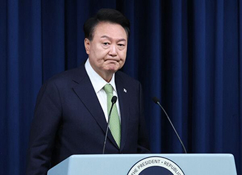 【写真】尹錫悦大統領が3日、ソウル・竜山の大統領室で初の国政ブリーフィングを終え、退席している／NEWSIS