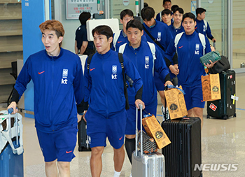 北中米W杯アジア2次予選に勝って帰国したソン・フンミンらサッカー韓国代表選手たち　／仁川