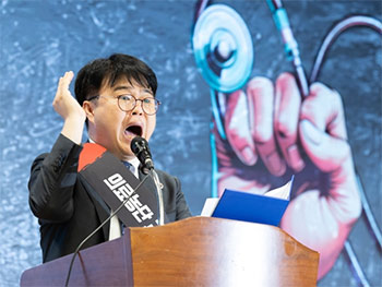 ▲大韓医師協会の林賢沢会長が9日午後、ソウル市竜山区の大韓医師協会で開かれた医療壟断（ろうだん、利益を独占すること）阻止全国医師代表者会議で闘争宣言を行っているところ。／ニュース1