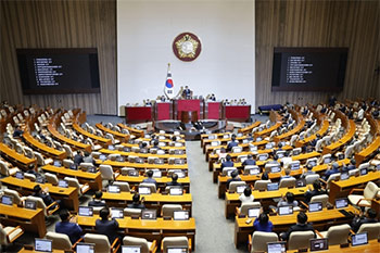 ▲禹元植国会議長が10日午後、ソウル市汝矣島の韓国国会で開かれた第415回国会（臨時会）第2次本会議で票決結果を発表している。／ニュース1