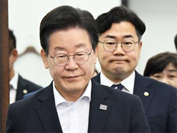 ▲12日、韓国国会で開かれた「共に民主党」最高委員会議に出席する李在明代表の様子。韓国検察は同日、下着大手サンバンウルの違法対北送金事件に関連して李代表を第三者収賄などの罪で起訴した。李代表の後方は朴賛大（パク・チャンデ）院内代表。／李徳勲（イ・ドクフン）記者