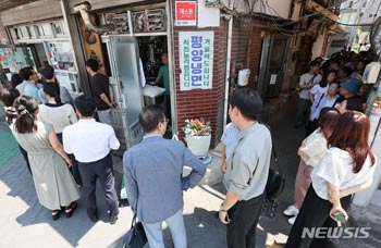 連日の暑さで混み合う冷麺店