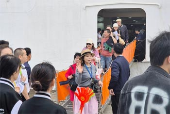 ▲中国の労働節連休の前日に当たる4月30日午前、済州港に到着したクルーズ船「ドリーム号」から笑顔で降りて歩き出す中国人観光客。／聯合ニュース
