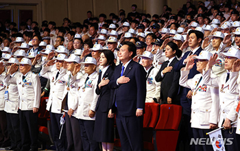 尹大統領夫妻、6・25戦争記念式典に出席