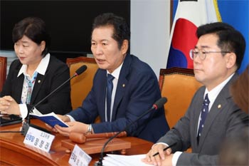 ▲韓国最大野党・共に民主党の鄭清来（チョン・チョンレ）最高委員が26日午前、ソウル・汝矣島の国会で行われた最高委員会議で発言する様子。同党は第22代国会が開会するやいなや、尹錫悦（ユン・ソンニョル）政権の無力化・放送掌握・政治攻勢のための法案を次々と出していると批判されている。写真＝聯合ニュース