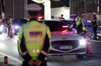 ▲警察関係者らが飲酒運転や税金滞納車の取り締まりを実施している様子（記事の内容とは関係がありません）。写真＝news 1