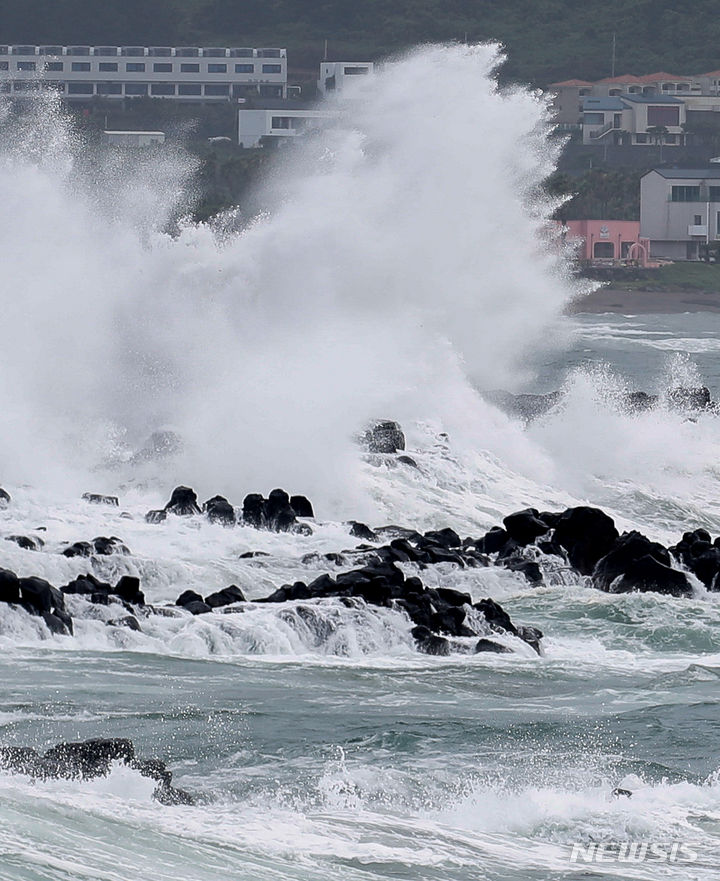 台風3号の影響で済州・西帰浦の海岸に押し寄せる高波