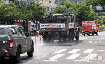 猛暑対応で道路散水に乗り出した海軍の除染車両