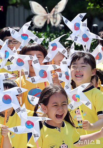 光復節の太極旗風車を作った韓国の子どもたち