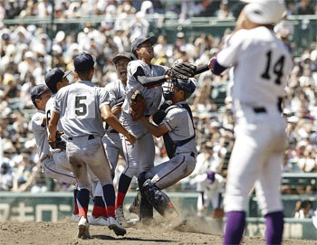 ▲兵庫県西宮市の阪神甲子園球場で行われた全国高校野球選手権大会（夏の甲子園）決勝で優勝を決めた直後、マウンドで抱き合う韓国系国際学校・京都国際高校の選手たち／NEWSIS