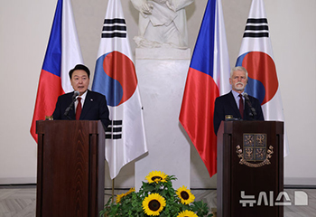 韓国・チェコ首脳　共同記者会見　／チェコ