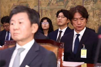 ▲24日、韓国国会の文化体育観光委員会で懸案質疑に出席した鄭夢奎（チョン・モンギュ）大韓サッカー協会会長＝写真左＝、朴柱昊（パク・チュホ）前大韓サッカー協会戦力強化委員＝同中央＝、洪明甫（ホン・ミョンボ）サッカー韓国代表監督。写真＝news 1