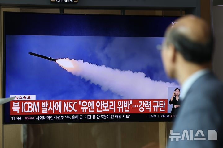 北朝鮮の弾道ミサイル発射のニュースを視聴する市民