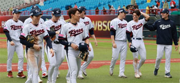 ▲18日午後、台湾・台北の天母スタジアムで、「2024 WBSC（世界野球ソフトボール連盟）プレミア12」オープニングラウンド（1次ラウンド）B組第5戦・韓国対オーストラリアの試合が行われた。写真は5－2でオーストラリアに勝ち、ダッグアウトに向かう韓国代表選手たち。写真＝聯合ニュース
