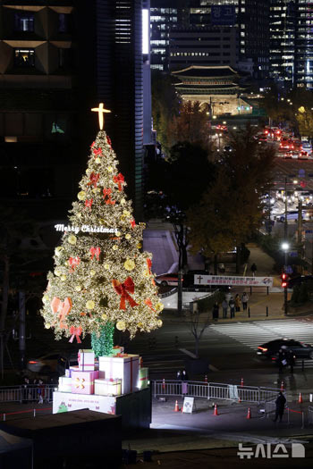 ソウル広場でクリスマスツリー点灯式