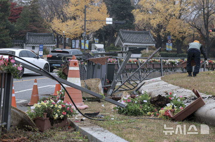 青瓦台前の噴水広場に車が突進、垣根など一部破損