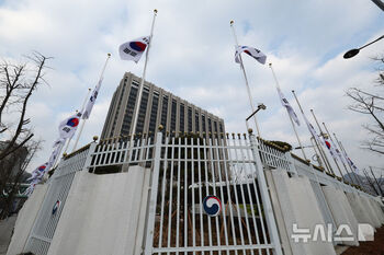 チェジュ航空機事故「国家哀悼期間」　半旗並ぶ韓国政府ソウル庁舎