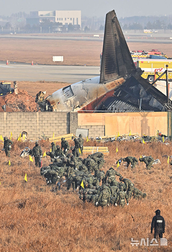 チェジュ航空機事故から五日…遺留品を捜索する韓国軍・警察　／全羅南道