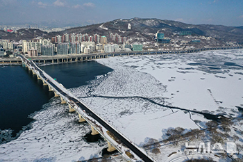 한파로 얼어붙은 한강