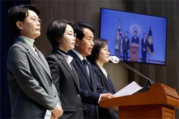 ▲왼쪽에서 한국 야당·진보당의 전종덕(정·젼드크) 의원, 금 재연(김·제이 욘) 상임 대표, 윤·젼오 원내 대표, 정 메구미(정·헤골) 의원.진보당은 작년12월15일, 서울 여의도의 국회 소통관에서 윤 주석기쁨(윤·손뇨르) 대통령 탄핵 가결 후의 정국에 대해 동당의 입장을 표명했다./news1
