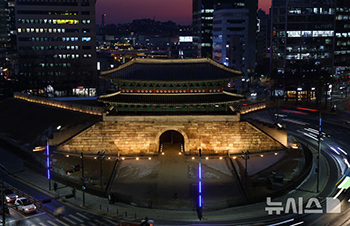 韓国「国家遺産防災の日」　ライトアップされた南大門　／ソウル