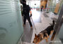 韓国国税庁で爆発物を捜索する警察特殊部隊