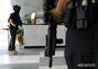 韓国国税庁で爆発物を捜索する警察特殊部隊