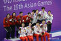 表彰台に集まった韓中日の競泳混合メドレーの選手たち